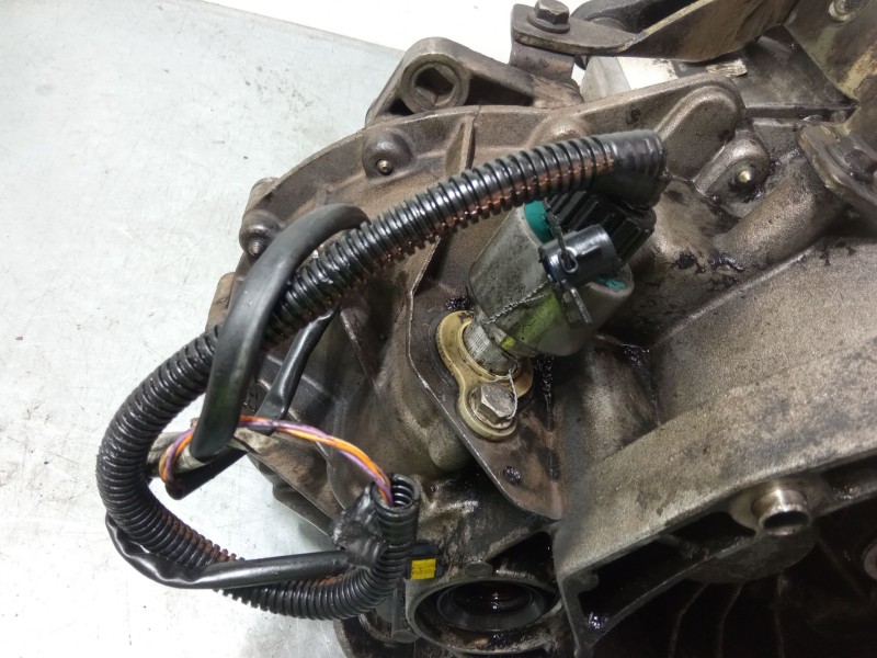 Recambio de caja de cambios manual 6 velocidades para renault master ii autobús (jd) 2.5 dci 120 referencia OEM IAM 8200183550  