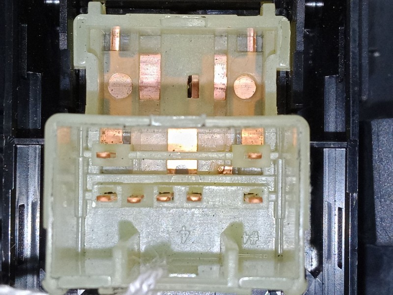 Recambio de mando elevalunas trasero derecho para kia ceed tourer (cd) 1.6 crdi 136 referencia OEM IAM 93590j7100  