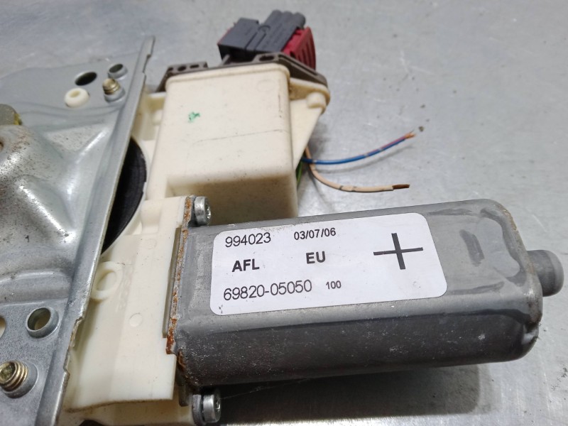 Recambio de elevalunas electrico delantero izquierdo para toyota avensis (_t25_) 2.4 (azt251_) referencia OEM IAM 994023  698200