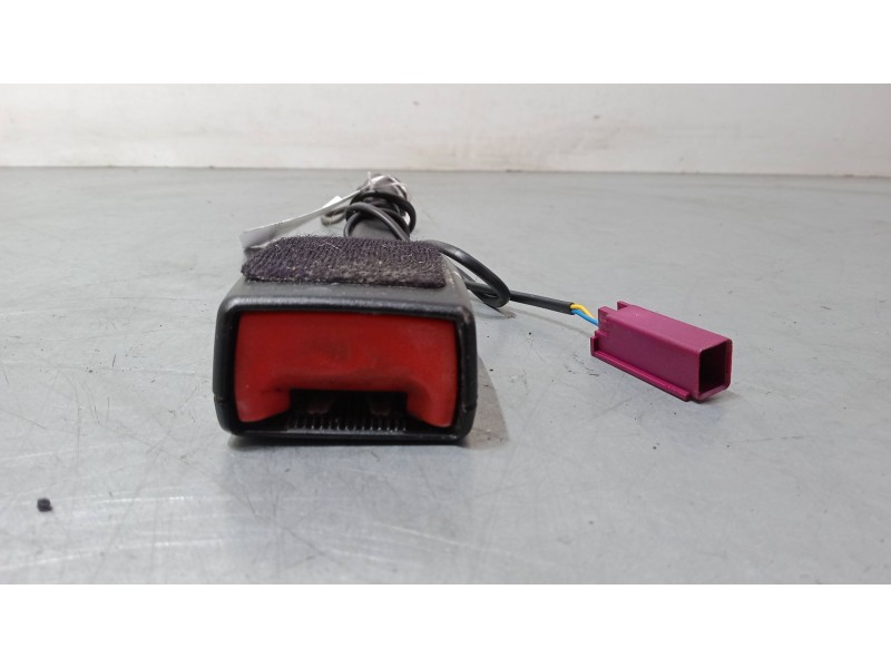 Recambio de anclaje cinturon delantero derecho para ford focus iii 1.6 tdci referencia OEM IAM    Recambio de anclaje cinturon delantero derecho para ford focus iii 1.6 tdci referencia OEM IAM