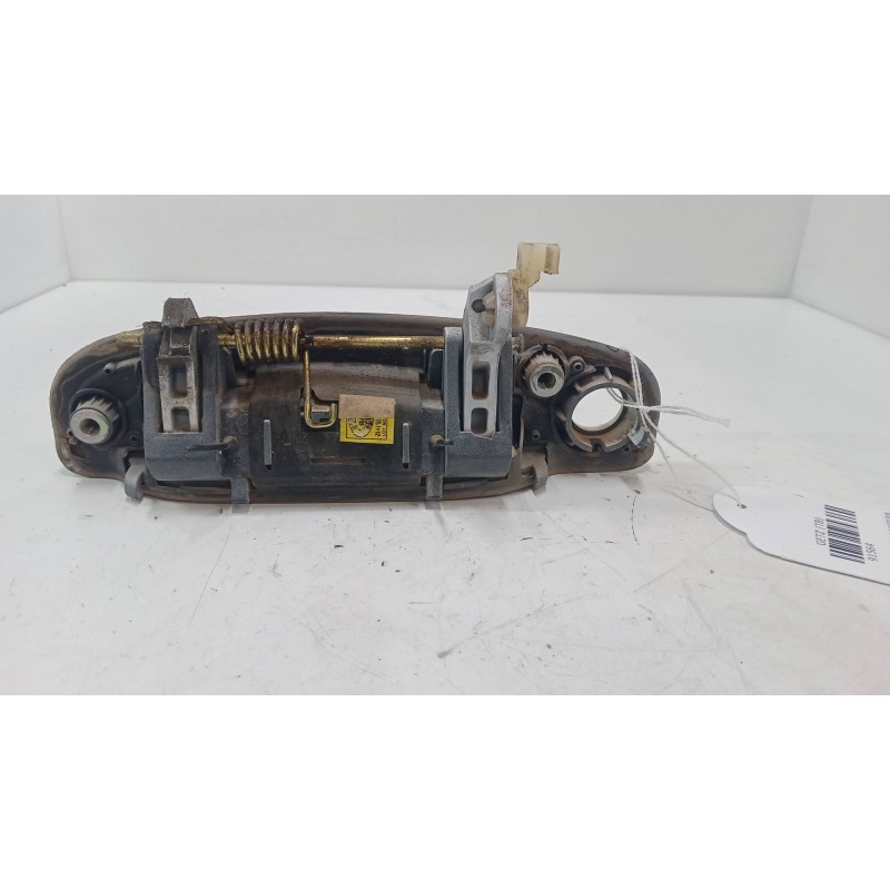 Recambio de maneta exterior puerta delantera derecha para hyundai getz (tb) 1.4 i referencia OEM IAM    Recambio de maneta exterior puerta delantera derecha para hyundai getz (tb) 1.4 i referencia OEM IAM