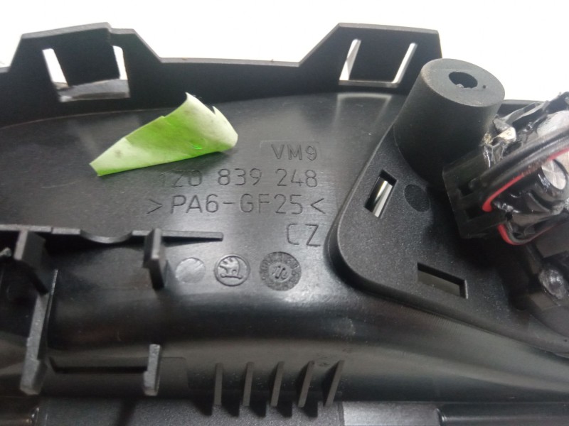 Recambio de maneta interior puerta trasera derecha para skoda yeti (5l) 2.0 tdi referencia OEM IAM    Recambio de maneta interior puerta trasera derecha para skoda yeti (5l) 2.0 tdi referencia OEM IAM