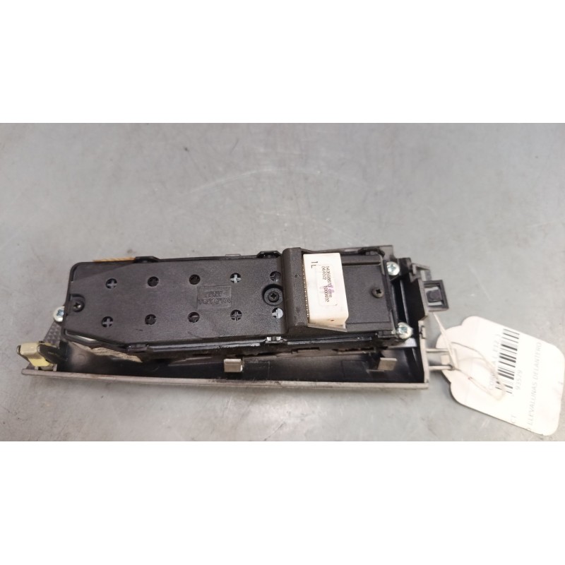 Recambio de mando elevalunas delantero izquierdo para toyota corolla (_e12_) 2.0 d-4d (cde120r_, cde120l_) referencia OEM IAM 84 Recambio de mando elevalunas delantero izquierdo para toyota corolla (_e12_) 2.0 d-4d (cde120r_, cde120l_) referencia OEM IAM 84