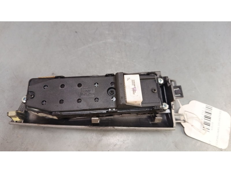 Recambio de mando elevalunas delantero izquierdo para toyota corolla (_e12_) 2.0 d-4d (cde120r_, cde120l_) referencia OEM IAM 84 Recambio de mando elevalunas delantero izquierdo para toyota corolla (_e12_) 2.0 d-4d (cde120r_, cde120l_) referencia OEM IAM 84