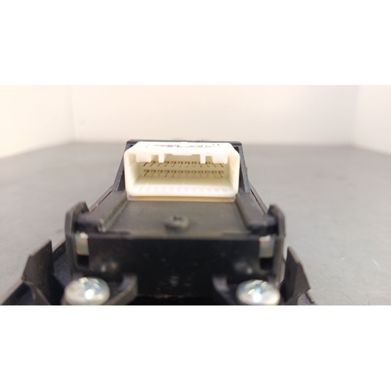 Recambio de mando elevalunas delantero izquierdo para toyota corolla (_e12_) 2.0 d-4d (cde120r_, cde120l_) referencia OEM IAM 84 Recambio de mando elevalunas delantero izquierdo para toyota corolla (_e12_) 2.0 d-4d (cde120r_, cde120l_) referencia OEM IAM 84