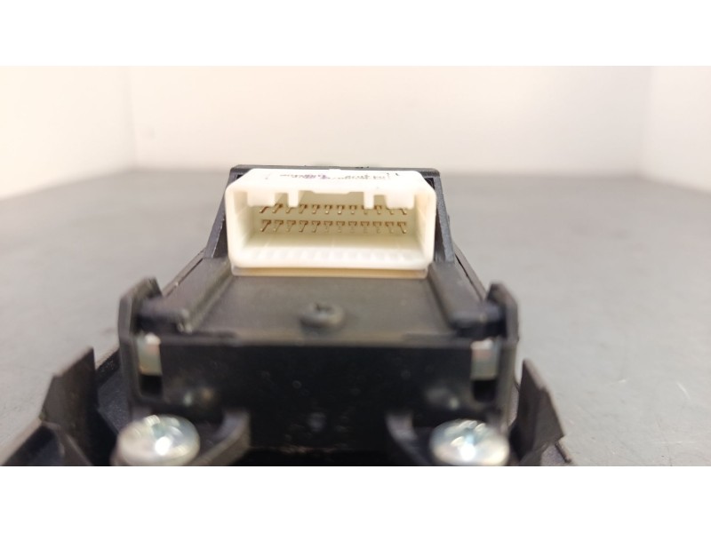 Recambio de mando elevalunas delantero izquierdo para toyota corolla (_e12_) 2.0 d-4d (cde120r_, cde120l_) referencia OEM IAM 84 Recambio de mando elevalunas delantero izquierdo para toyota corolla (_e12_) 2.0 d-4d (cde120r_, cde120l_) referencia OEM IAM 84