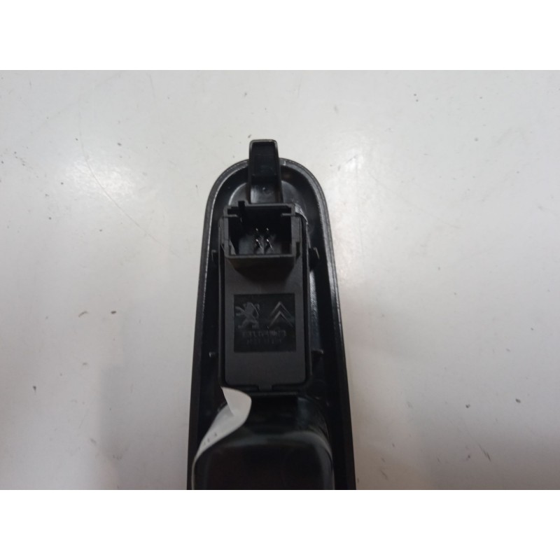 Recambio de mando elevalunas trasero izquierdo para peugeot 3008 i monospace (0u_) 1.6 hdi 115 / bluehdi 115 referencia OEM IAM 
