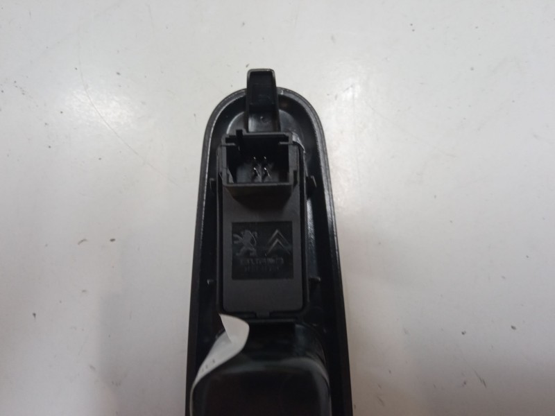 Recambio de mando elevalunas trasero izquierdo para peugeot 3008 i monospace (0u_) 1.6 hdi 115 / bluehdi 115 referencia OEM IAM 