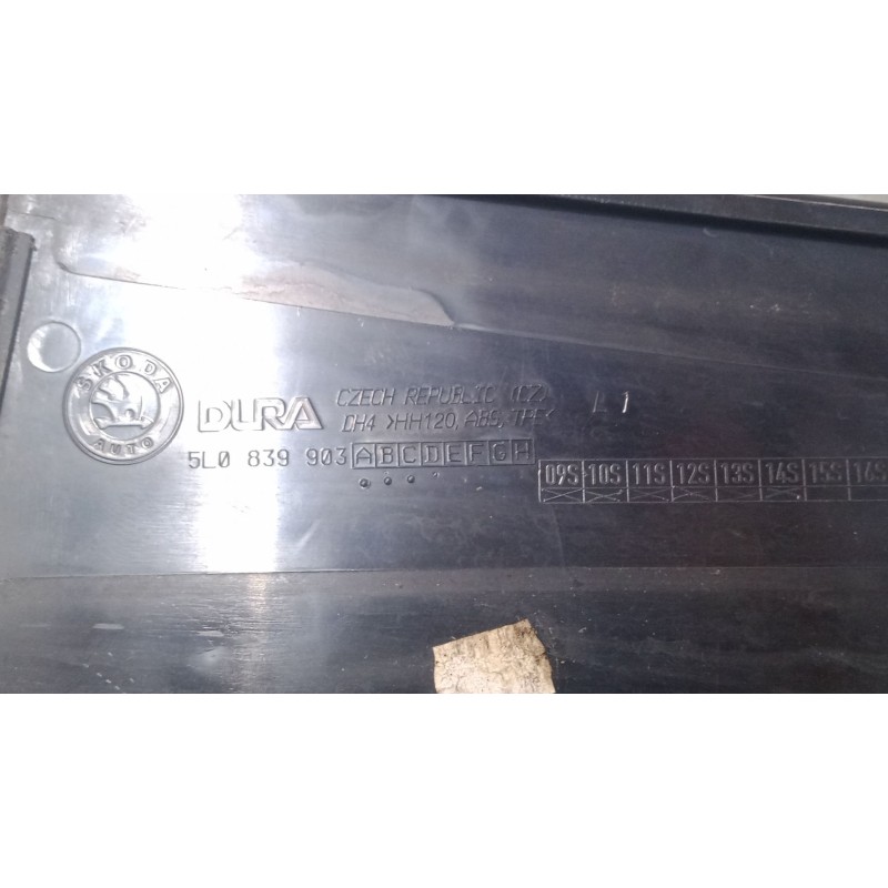 Recambio de embellecedor exterior izquierdo pilar c para skoda yeti (5l) 2.0 tdi referencia OEM IAM 5L0839903   Recambio de embellecedor exterior izquierdo pilar c para skoda yeti (5l) 2.0 tdi referencia OEM IAM 5L0839903