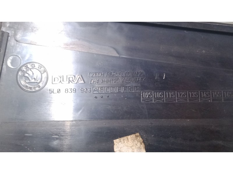 Recambio de embellecedor exterior izquierdo pilar c para skoda yeti (5l) 2.0 tdi referencia OEM IAM 5L0839903   Recambio de embellecedor exterior izquierdo pilar c para skoda yeti (5l) 2.0 tdi referencia OEM IAM 5L0839903