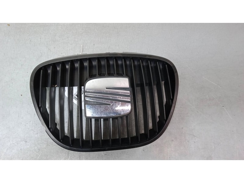 Recambio de rejillas capo para seat ibiza iii (6l1) 1.4 16v referencia OEM IAM    Recambio de rejillas capo para seat ibiza iii (6l1) 1.4 16v referencia OEM IAM
