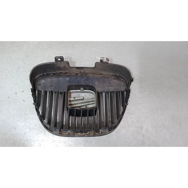 Recambio de rejillas capo para seat ibiza iii (6l1) 1.4 16v referencia OEM IAM    Recambio de rejillas capo para seat ibiza iii (6l1) 1.4 16v referencia OEM IAM