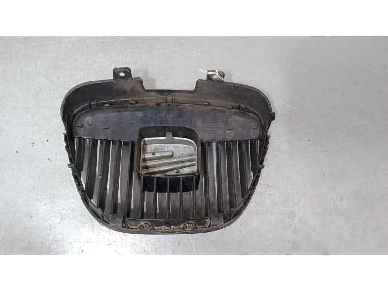 Recambio de rejillas capo para seat ibiza iii (6l1) 1.4 16v referencia OEM IAM    Recambio de rejillas capo para seat ibiza iii (6l1) 1.4 16v referencia OEM IAM
