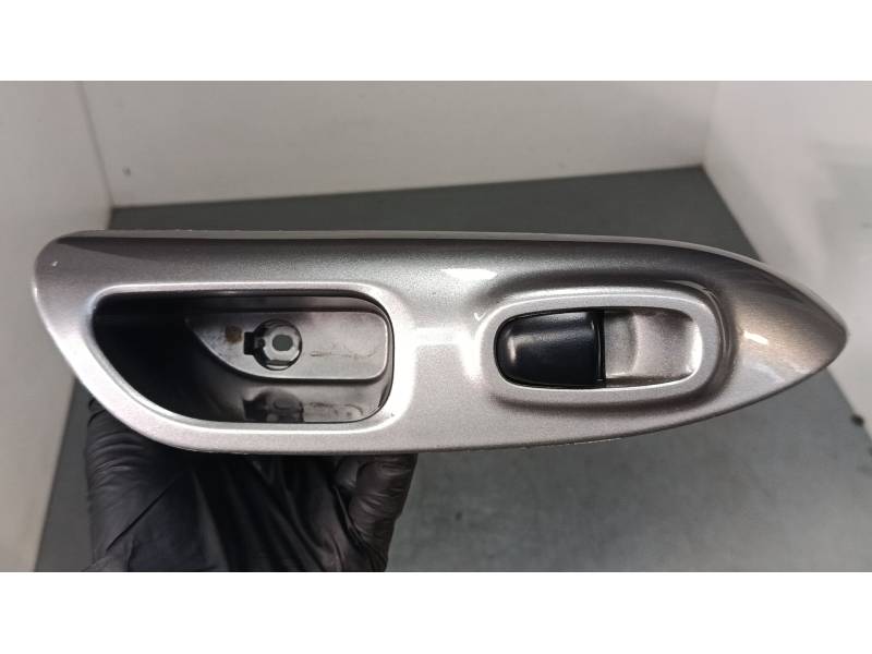 MANDO ELEVALUNAS TRASERO DERECHO 829601KA2A 
