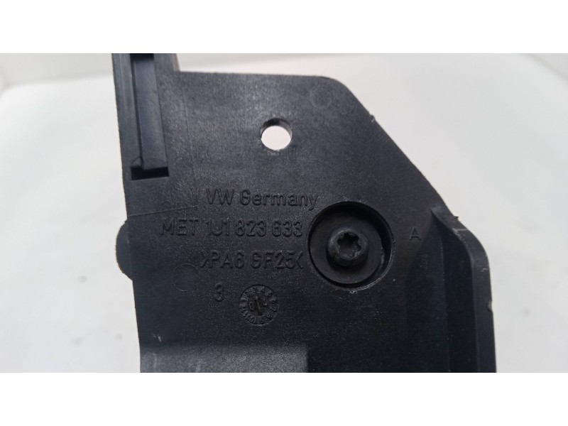Recambio de tirador capo para skoda fabia i (6y2) 1.4 16v referencia OEM IAM 1J1823633  
