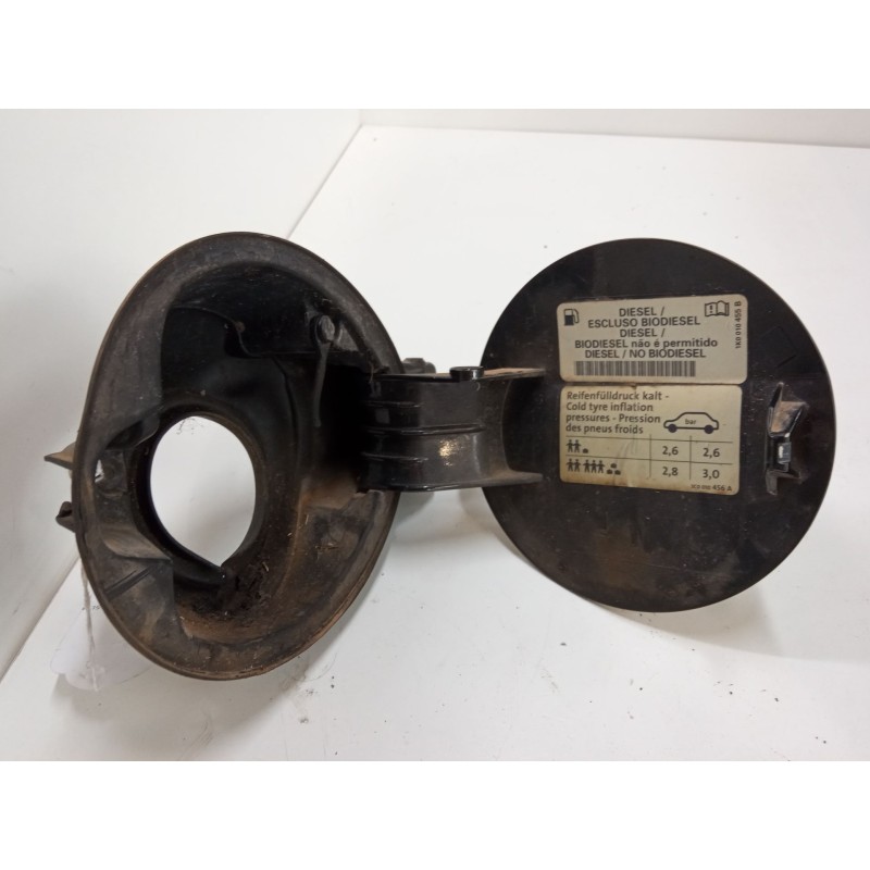Recambio de tapa exterior combustible para volkswagen passat b6 (3c2) 2.0 tdi 16v referencia OEM IAM    Recambio de tapa exterior combustible para volkswagen passat b6 (3c2) 2.0 tdi 16v referencia OEM IAM