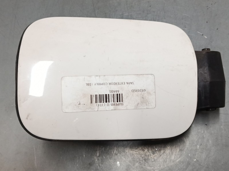 Recambio de tapa exterior combustible para skoda superb ii (3t4) 2.0 tdi 16v referencia OEM IAM    Recambio de tapa exterior combustible para skoda superb ii (3t4) 2.0 tdi 16v referencia OEM IAM