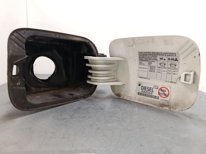 Recambio de tapa exterior combustible para skoda superb ii (3t4) 2.0 tdi 16v referencia OEM IAM    Recambio de tapa exterior combustible para skoda superb ii (3t4) 2.0 tdi 16v referencia OEM IAM