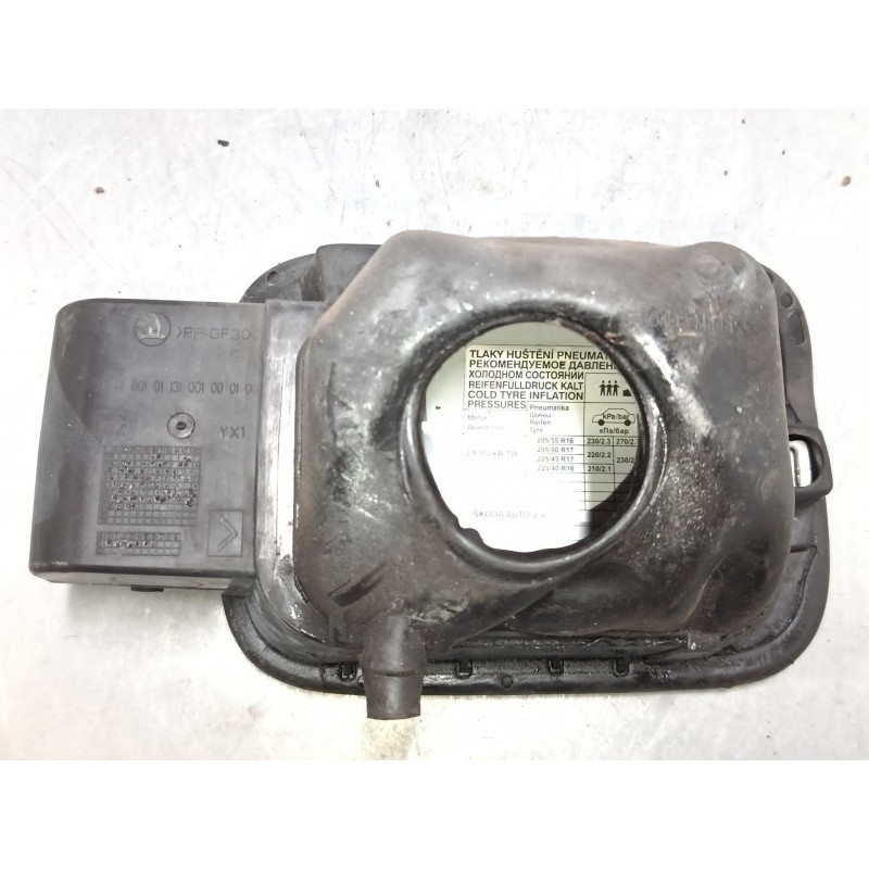 Recambio de tapa exterior combustible para skoda superb ii (3t4) 2.0 tdi 16v referencia OEM IAM    Recambio de tapa exterior combustible para skoda superb ii (3t4) 2.0 tdi 16v referencia OEM IAM