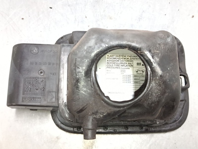 Recambio de tapa exterior combustible para skoda superb ii (3t4) 2.0 tdi 16v referencia OEM IAM    Recambio de tapa exterior combustible para skoda superb ii (3t4) 2.0 tdi 16v referencia OEM IAM