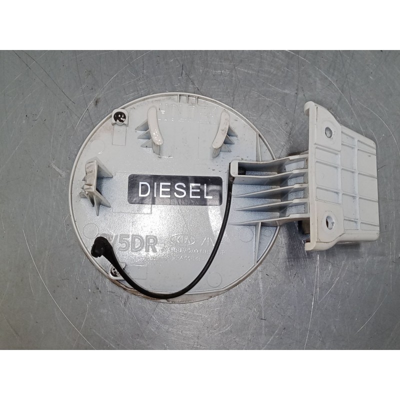 Recambio de tapa exterior combustible para kia rio iii (ub) 1.1 crdi referencia OEM IAM    Recambio de tapa exterior combustible para kia rio iii (ub) 1.1 crdi referencia OEM IAM