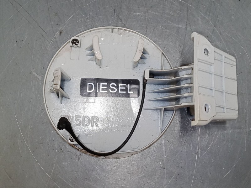 Recambio de tapa exterior combustible para kia rio iii (ub) 1.1 crdi referencia OEM IAM    Recambio de tapa exterior combustible para kia rio iii (ub) 1.1 crdi referencia OEM IAM
