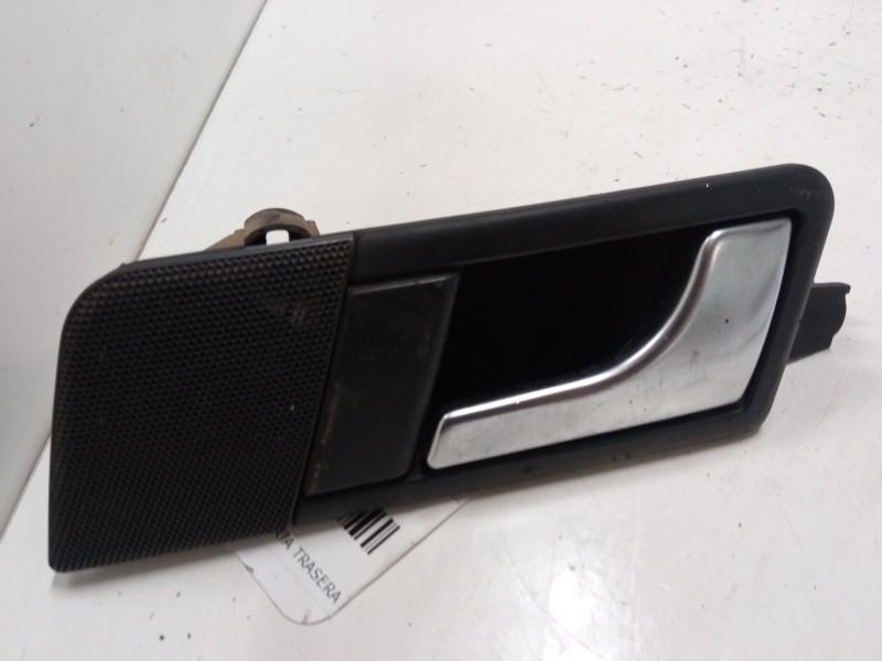 Recambio de maneta interior puerta trasera derecha para audi a2 (8z0) 1.4 tdi referencia OEM IAM    Recambio de maneta interior puerta trasera derecha para audi a2 (8z0) 1.4 tdi referencia OEM IAM