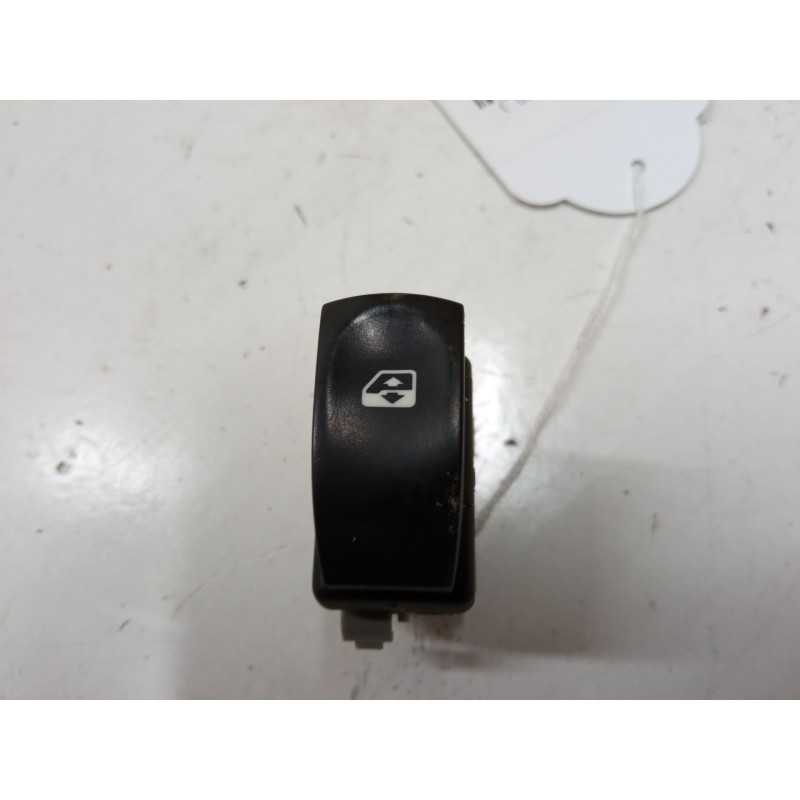 Recambio de mando elevalunas delantero derecho para renault twingo ii (cn0_) 1.2 16v (cn0k, cn0v) referencia OEM IAM    Recambio de mando elevalunas delantero derecho para renault twingo ii (cn0_) 1.2 16v (cn0k, cn0v) referencia OEM IAM