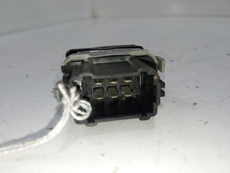 Recambio de mando elevalunas delantero derecho para renault twingo ii (cn0_) 1.2 16v (cn0k, cn0v) referencia OEM IAM    Recambio de mando elevalunas delantero derecho para renault twingo ii (cn0_) 1.2 16v (cn0k, cn0v) referencia OEM IAM