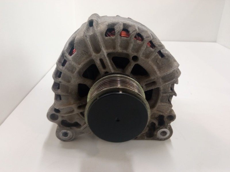 Recambio de alternador para seat leon (1p1) 1.6 tdi referencia OEM IAM 03L903023F  