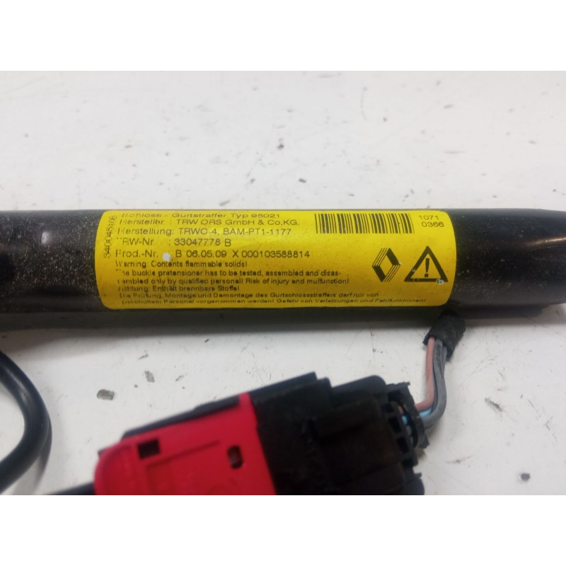 Recambio de anclaje cinturon delantero izquierdo para renault twingo ii (cn0_) 1.2 16v (cn0k, cn0v) referencia OEM IAM   