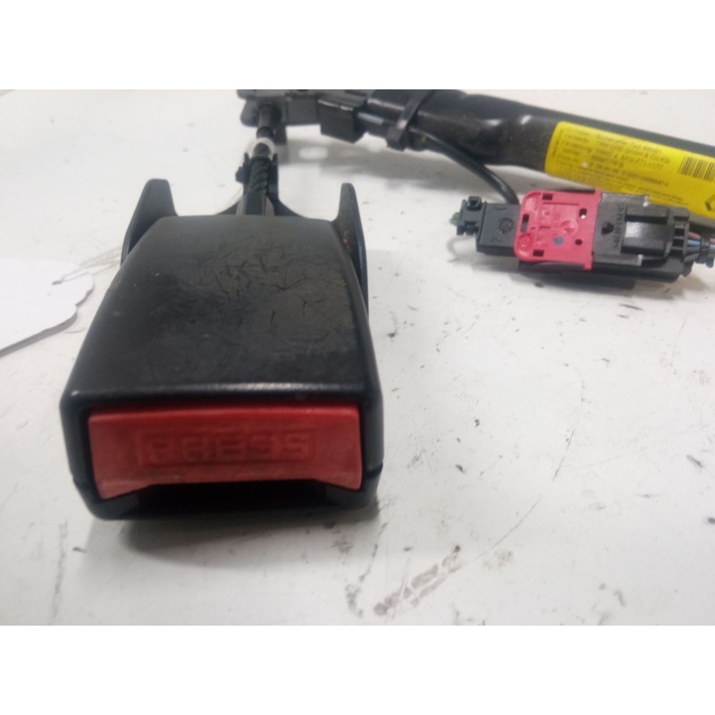 Recambio de anclaje cinturon delantero izquierdo para renault twingo ii (cn0_) 1.2 16v (cn0k, cn0v) referencia OEM IAM   