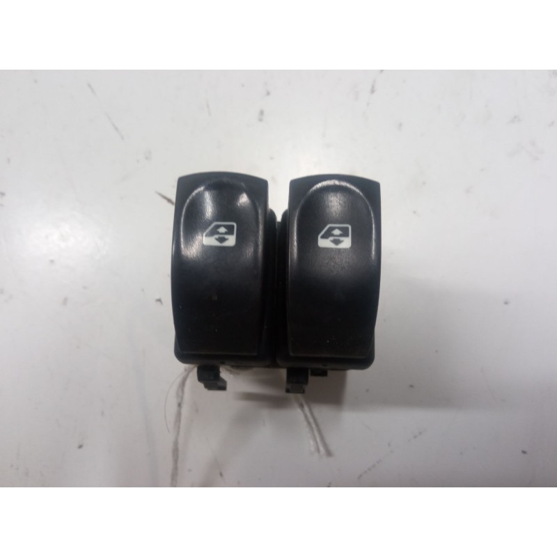 Recambio de mando elevalunas delantero izquierdo para renault twingo ii (cn0_) 1.2 16v (cn0k, cn0v) referencia OEM IAM   