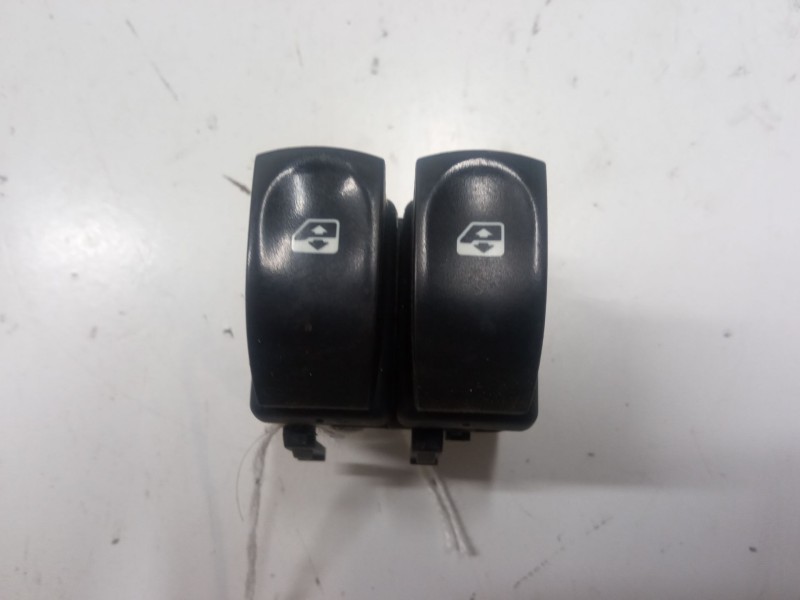 Recambio de mando elevalunas delantero izquierdo para renault twingo ii (cn0_) 1.2 16v (cn0k, cn0v) referencia OEM IAM   