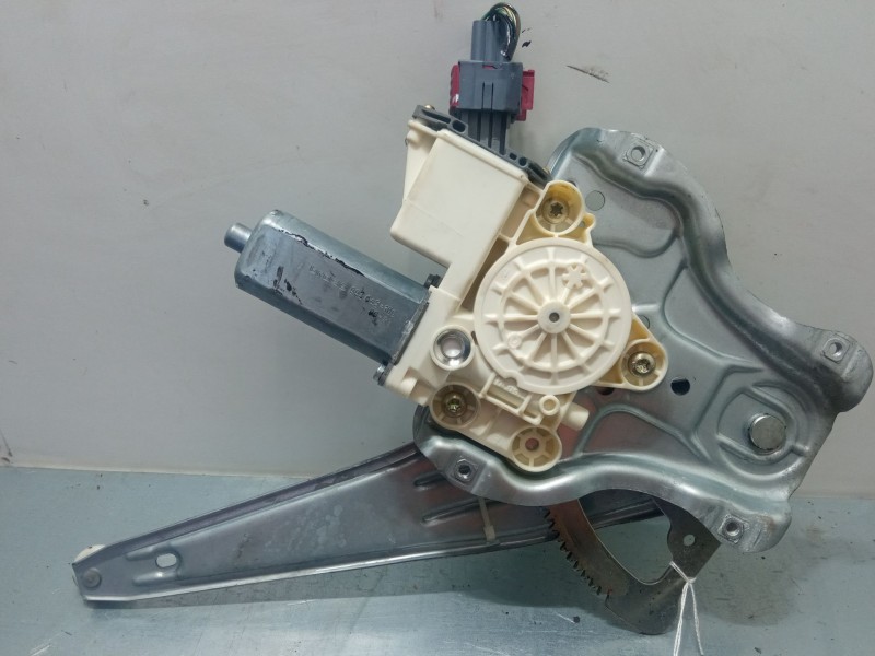 Recambio de elevalunas electrico trasero derecho para toyota avensis (_t25_) 2.4 (azt251_) referencia OEM IAM 6983005100  