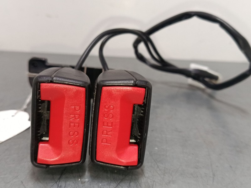 Recambio de anclaje cinturon trasero derecho para mg zs suv (azs1) 1.0 t-gdi referencia OEM IAM 11060446  