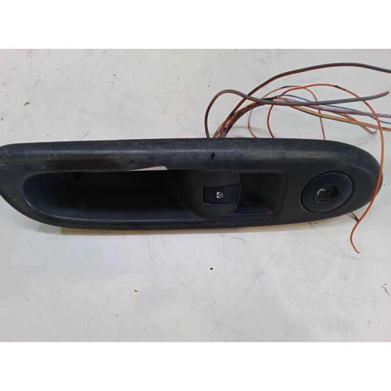 Recambio de mando elevalunas delantero derecho para renault clio ii (bb_, cb_) 1.5 dci (b/cb08) referencia OEM IAM   