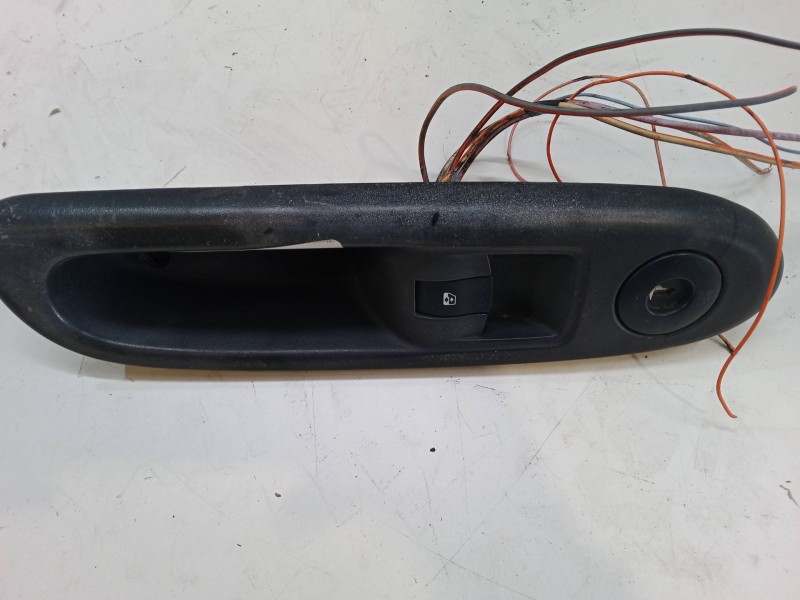 Recambio de mando elevalunas delantero derecho para renault clio ii (bb_, cb_) 1.5 dci (b/cb08) referencia OEM IAM   