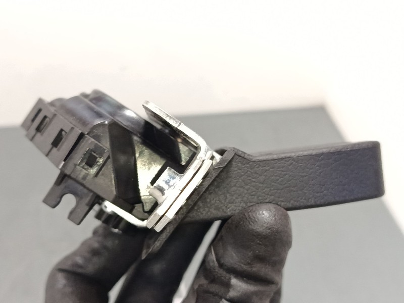 Recambio de cerradura maletero / porton para mg zs suv (azs1) 1.0 t-gdi referencia OEM IAM 10459738  