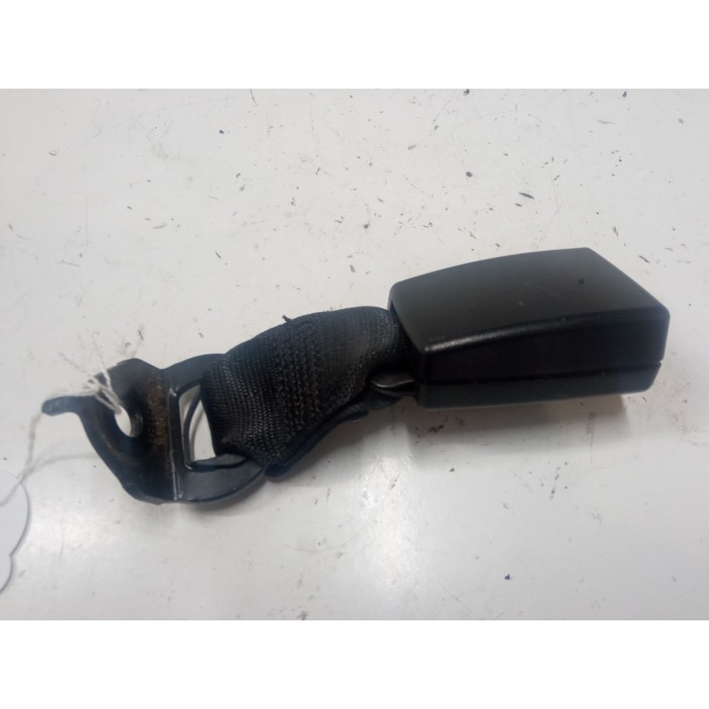 Recambio de anclaje cinturon trasero izquierdo para renault twingo ii (cn0_) 1.2 16v (cn0k, cn0v) referencia OEM IAM   