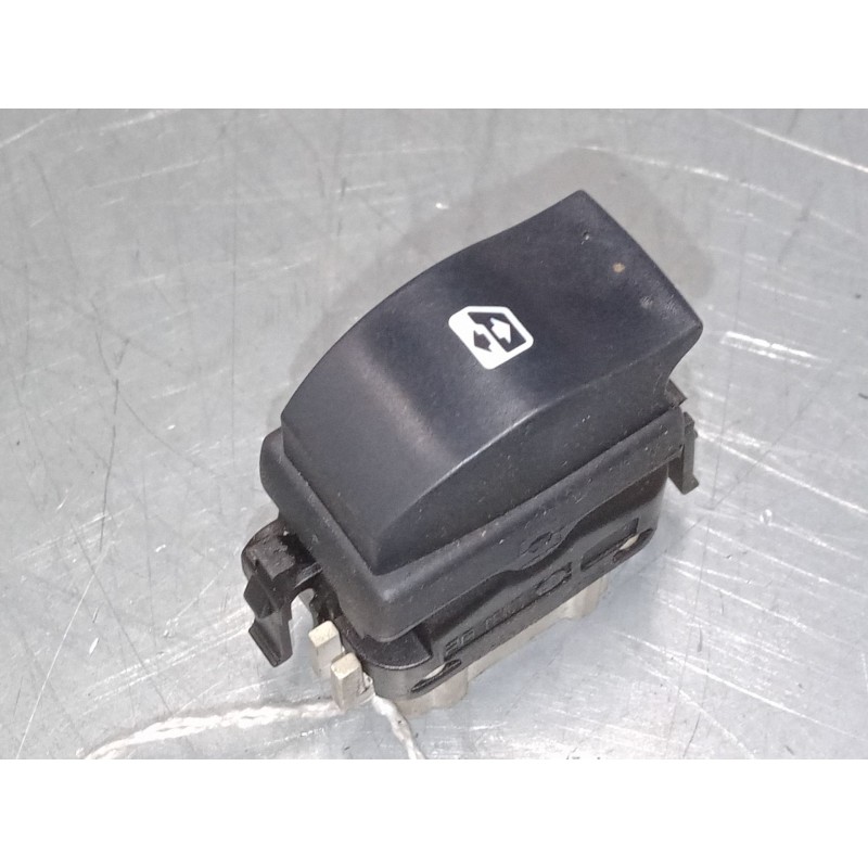 Recambio de mando elevalunas delantero derecho para renault clio ii (bb_, cb_) 1.5 dci (b/cb08) referencia OEM IAM   