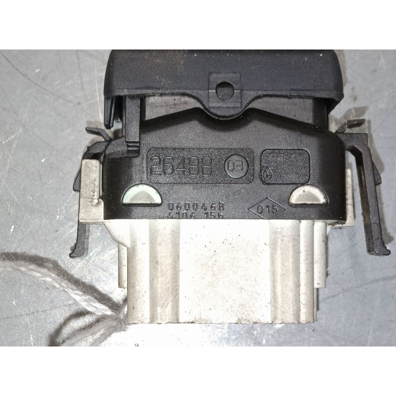 Recambio de mando elevalunas delantero derecho para renault clio ii (bb_, cb_) 1.5 dci (b/cb08) referencia OEM IAM   