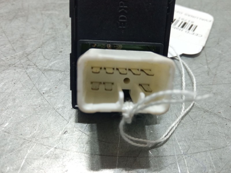 Recambio de mando elevalunas delantero derecho para kia cee´d hatchback (ed) 1.6 referencia OEM IAM   