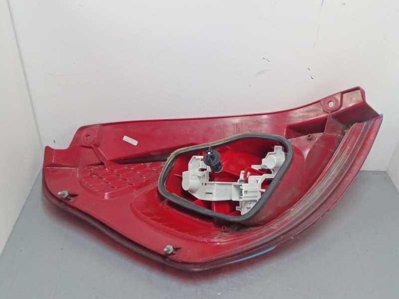 Recambio de piloto trasero derecho para ford fiesta vi (cb1, ccn) 1.4 tdci referencia OEM IAM 8A6113404A  