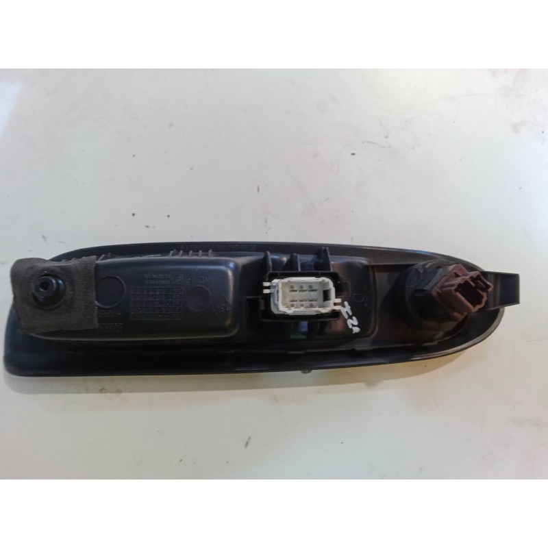 Recambio de mando elevalunas delantero izquierdo para renault clio ii (bb_, cb_) 1.5 dci (b/cb08) referencia OEM IAM   