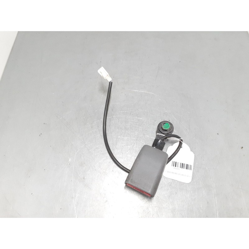 Recambio de anclaje cinturon delantero izquierdo para isuzu d-max i (tfr, tfs) 3.0 ditd (tfr85_) referencia OEM IAM   