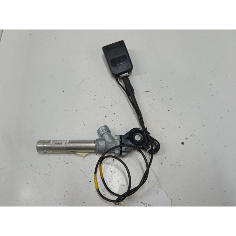 Recambio de anclaje cinturon delantero izquierdo para peugeot partner monospace (5_, g_) 1.6 hdi 90 referencia OEM IAM   