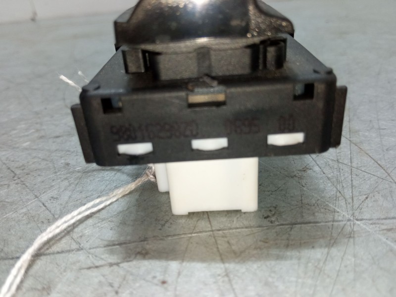 Recambio de mando elevalunas delantero izquierdo para citroën c4 cactus 1.2 vti 82 referencia OEM IAM   