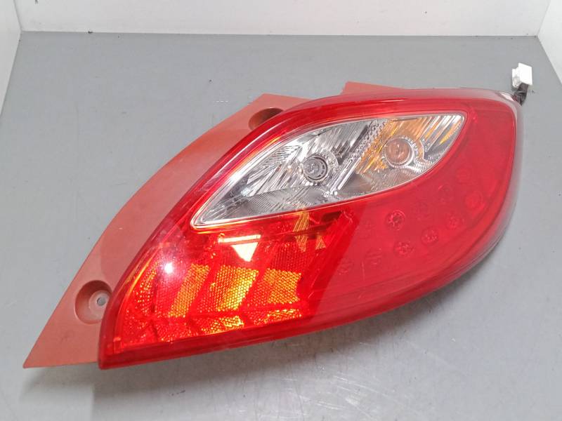 PILOTO TRASERO DERECHO D65151150 