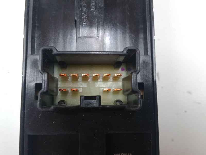 Recambio de mando elevalunas delantero izquierdo para nissan qashqai ii (j11, j11_) 1.3 dig-t referencia OEM IAM   